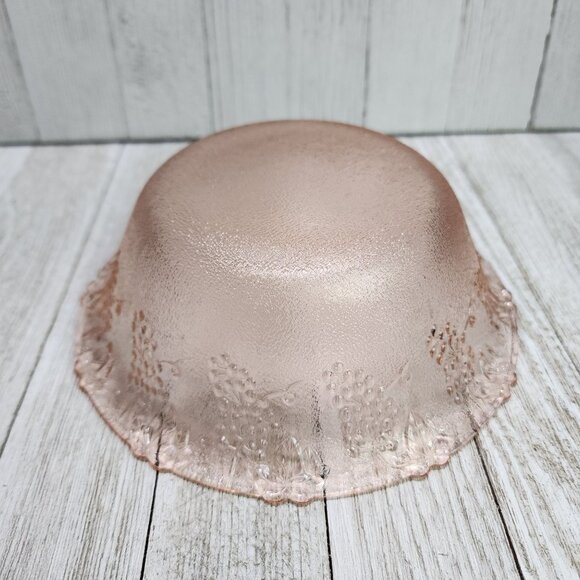 Vintage Pink Depression Glass Salad Bowl Embossed 7'' Grape Design - Picture 4 of 6
